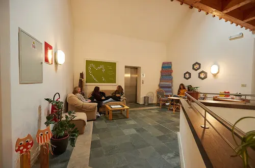 ragazze in convitto su una couch ragazze in convitto su una couch