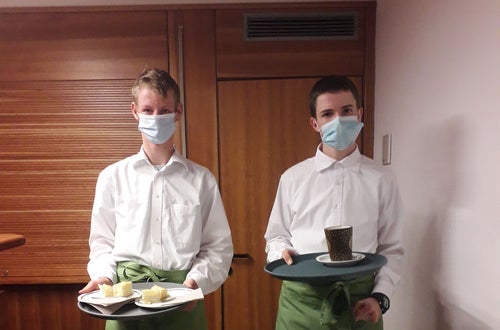 KostBar Schüler servieren KostBar Schüler servieren