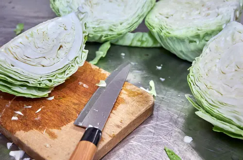 Krautsalat mit Messer Krautsalat mit Messer