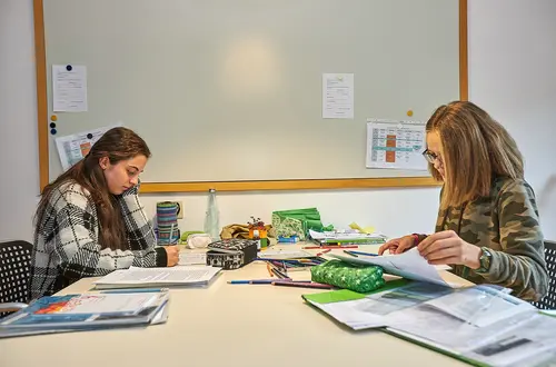 Mädchen während der Studierzeit Mädchen während der Studierzeit