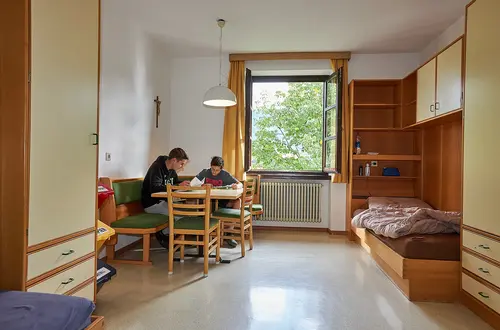 Stanza convitto con due scolari Stanza convitto con due scolari