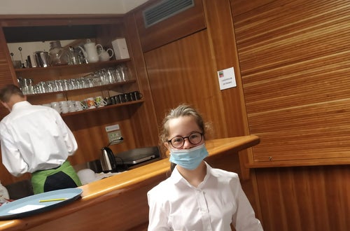 Kellnerin der KostBar Kellnerin der KostBar