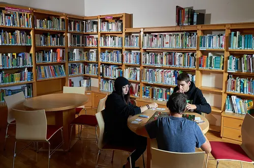 Schüler in der Bibliothek Schüler in der Bibliothek