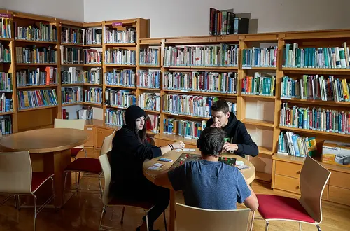 Schüler in der Bibliothek Schüler in der Bibliothek
