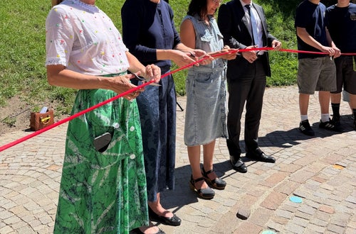 100 Jahre Fachschule für Landwirtschaft, Hauswirtschaft und Ernährung Dietenheim: Eröffnung des Kunstwerkes (von links): die Geschäftsführerin des Südtiroler Künstlerbundes Lisa Trockner, die Direktorin der Fachschule Dietenheim Gertraud Aschbacher, Künstlerin Claudia Barcheri, Georg Oberhollenzer von der Raika Bruneck 100 Jahre Fachschule für Landwirtschaft, Hauswirtschaft und Ernährung Dietenheim: Eröffnung des Kunstwerkes (von links): die Geschäftsführerin des Südtiroler Künstlerbundes Lisa Trockner, die Direktorin der Fachschule Dietenheim Gertraud Aschbacher, Künstlerin Claudia Barcheri, Georg Oberhollenzer von der Raika Bruneck