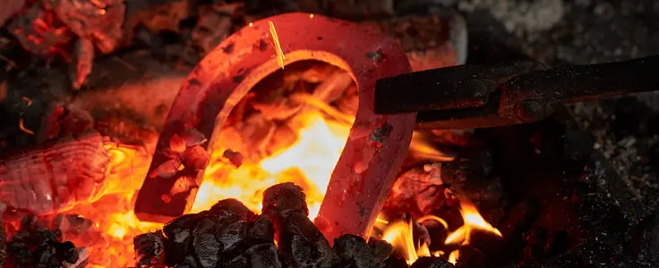 glühendes Eisen in der Esse Hufeisen glühendes Eisen in der Esse Hufeisen