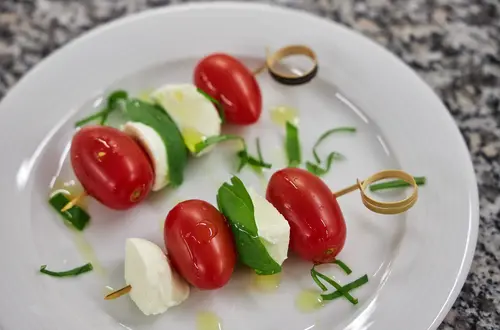 Tomaten Mozzarella auf einem Spieß Tomaten Mozzarella auf einem Spieß