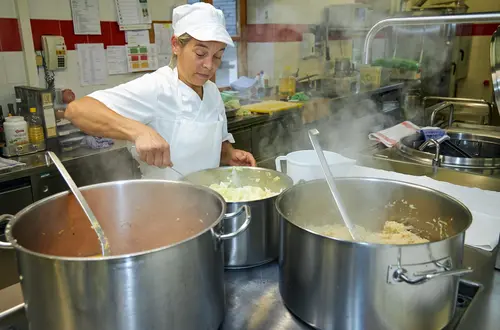 Küche mit Köchin und großen Töpfen. Mensa Küche mit Köchin und großen Töpfen. Mensa