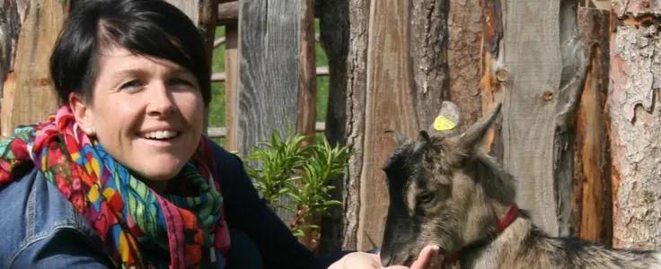 Frau mit Ziege beim füttern Frau mit Ziege beim füttern