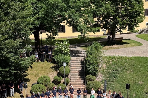 100 Jahre Fachschule für Landwirtschaft, Hauswirtschaft und Ernährung Dietenheim: Das Kunstwerk "Kompass" und die Schülerinnen und Schüler, die daran mitgewirkt haben. 100 Jahre Fachschule für Landwirtschaft, Hauswirtschaft und Ernährung Dietenheim: Das Kunstwerk "Kompass" und die Schülerinnen und Schüler, die daran mitgewirkt haben.