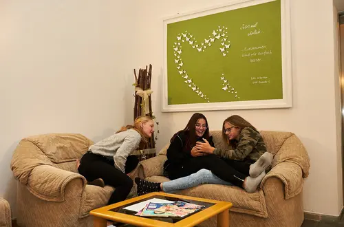 ragazze in convitto su una couch ragazze in convitto su una couch
