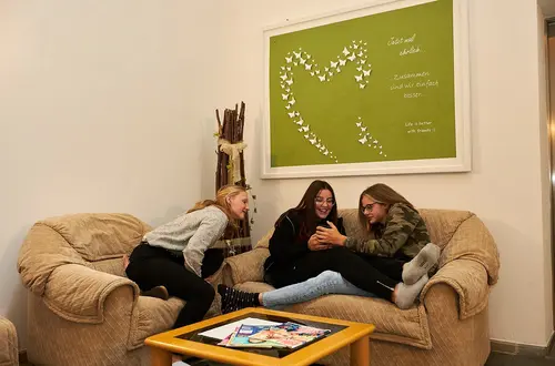 Mädchen im Heim auf einer Couch Mädchen im Heim auf einer Couch