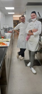 „Es war interessant, hinter die Kulissen zu sehen und zu verstehen, wie eine Mensa funktioniert: Es muss alles relativ schnell gehen. Ich habe die angenehme Arbeitsatmosphäre sehr geschätzt“. „Es war interessant, hinter die Kulissen zu sehen und zu verstehen, wie eine Mensa funktioniert: Es muss alles relativ schnell gehen. Ich habe die angenehme Arbeitsatmosphäre sehr geschätzt“.