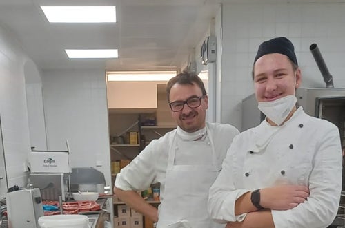 „Es war interessant, hinter die Kulissen zu sehen und zu verstehen, wie eine Mensa funktioniert: Es muss alles relativ schnell gehen. Ich habe die angenehme Arbeitsatmosphäre sehr geschätzt“. „Es war interessant, hinter die Kulissen zu sehen und zu verstehen, wie eine Mensa funktioniert: Es muss alles relativ schnell gehen. Ich habe die angenehme Arbeitsatmosphäre sehr geschätzt“.