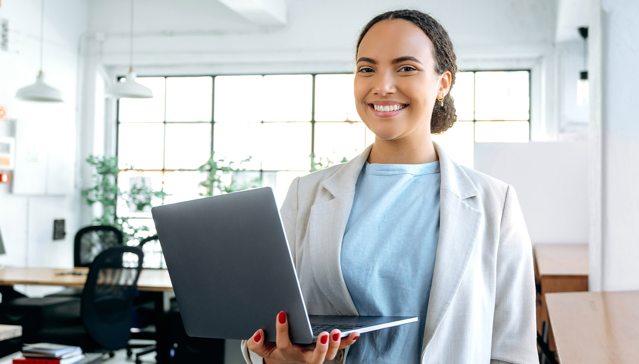 Een vrolijke management assistent