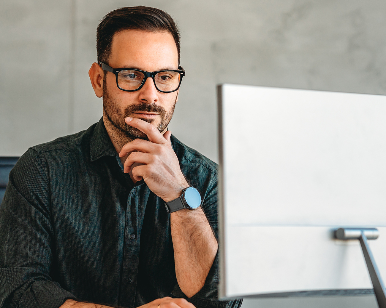 Bedrijfskundige achter pc