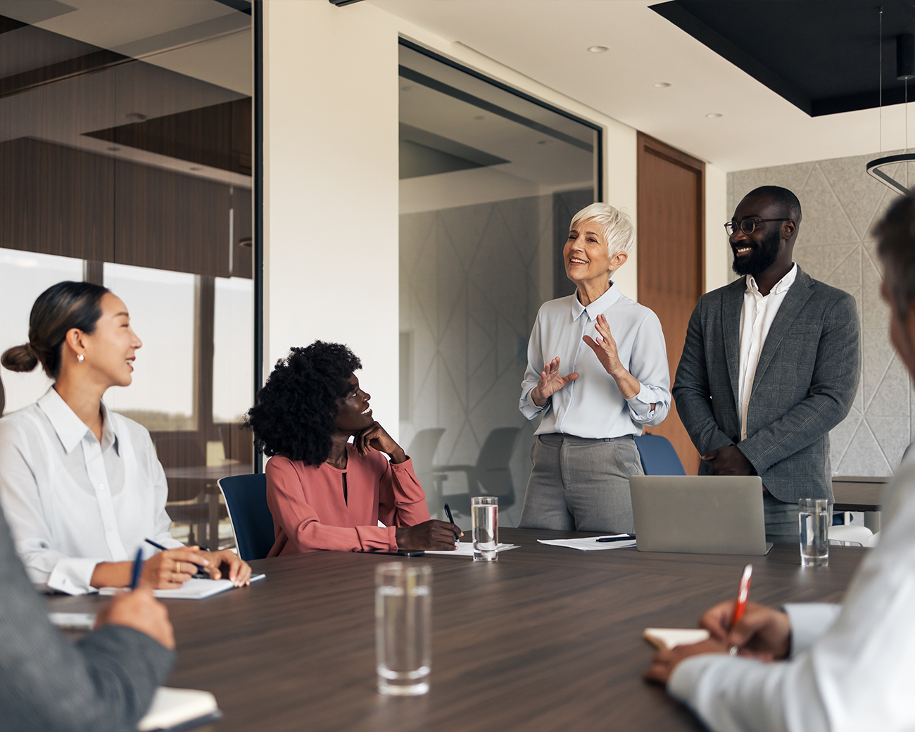 Facilitair manager in overleg met team