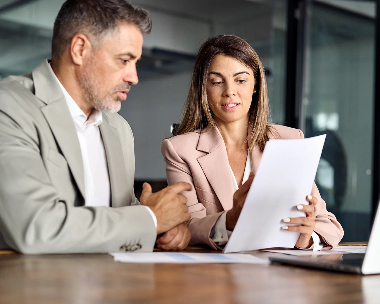 Man vrouw papier laptop