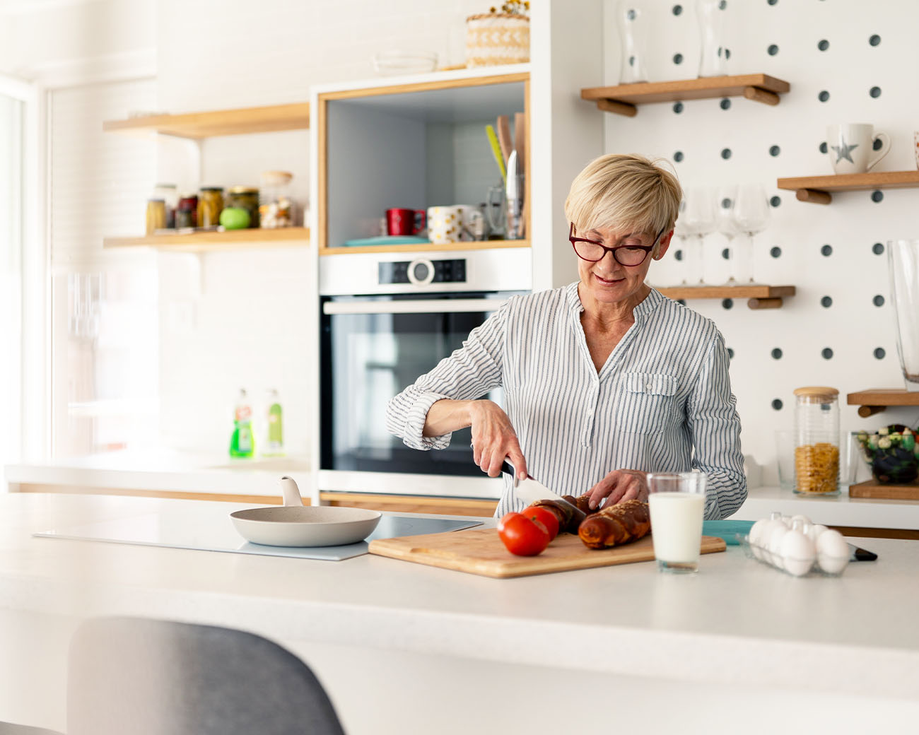 Vrouw in de keuken snijdt groente