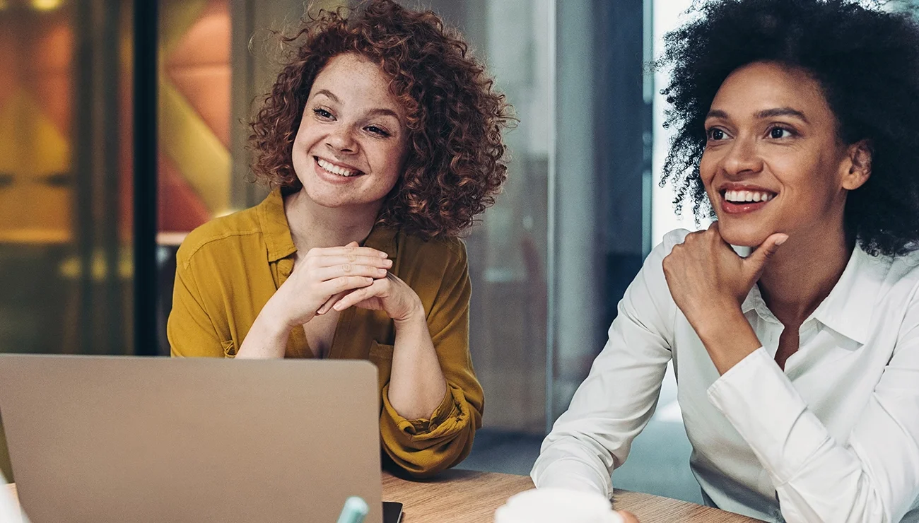 2 luiterende vrouwen