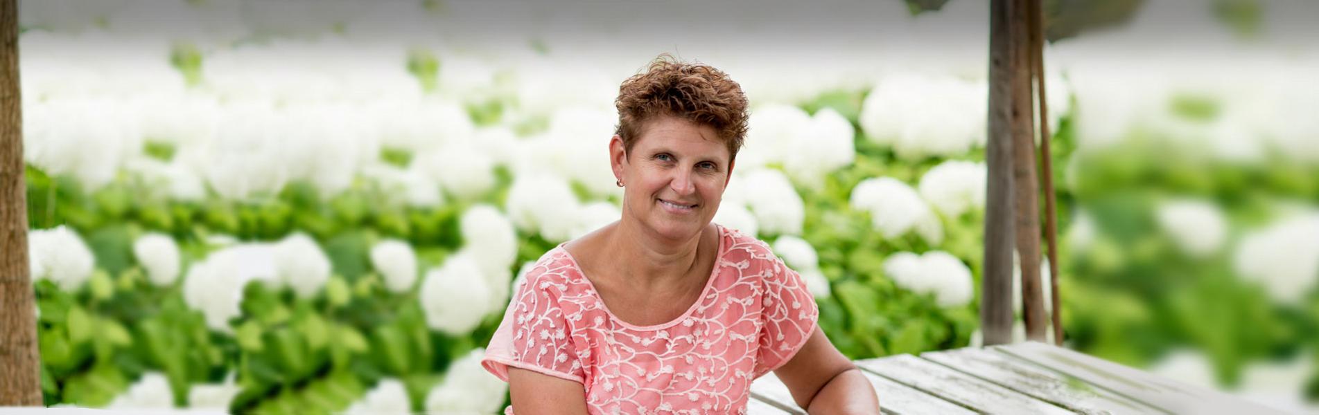 Docente Jolanda van Masteboek buiten aan een picknicktafel