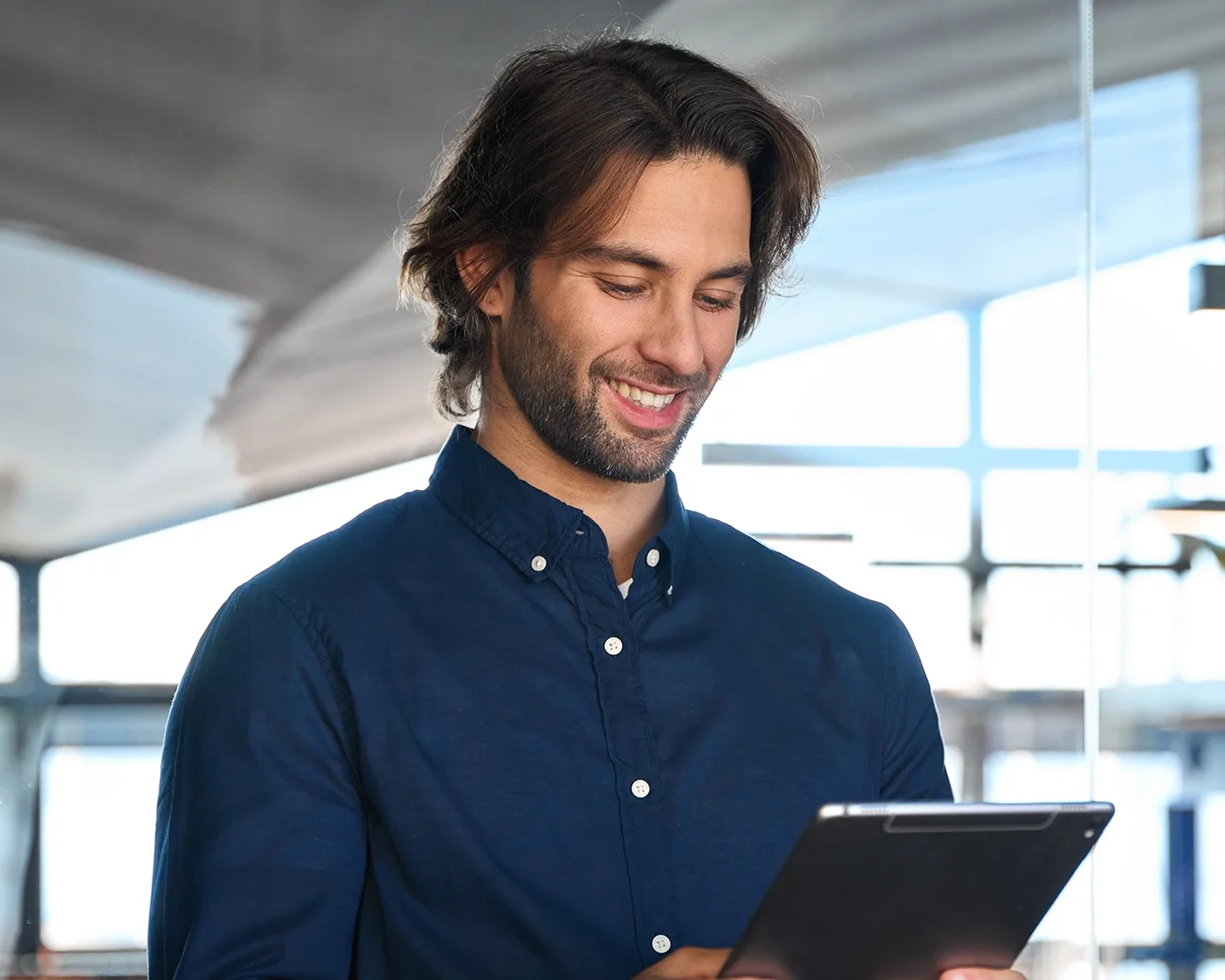 Payroll professional kijkt op tablet