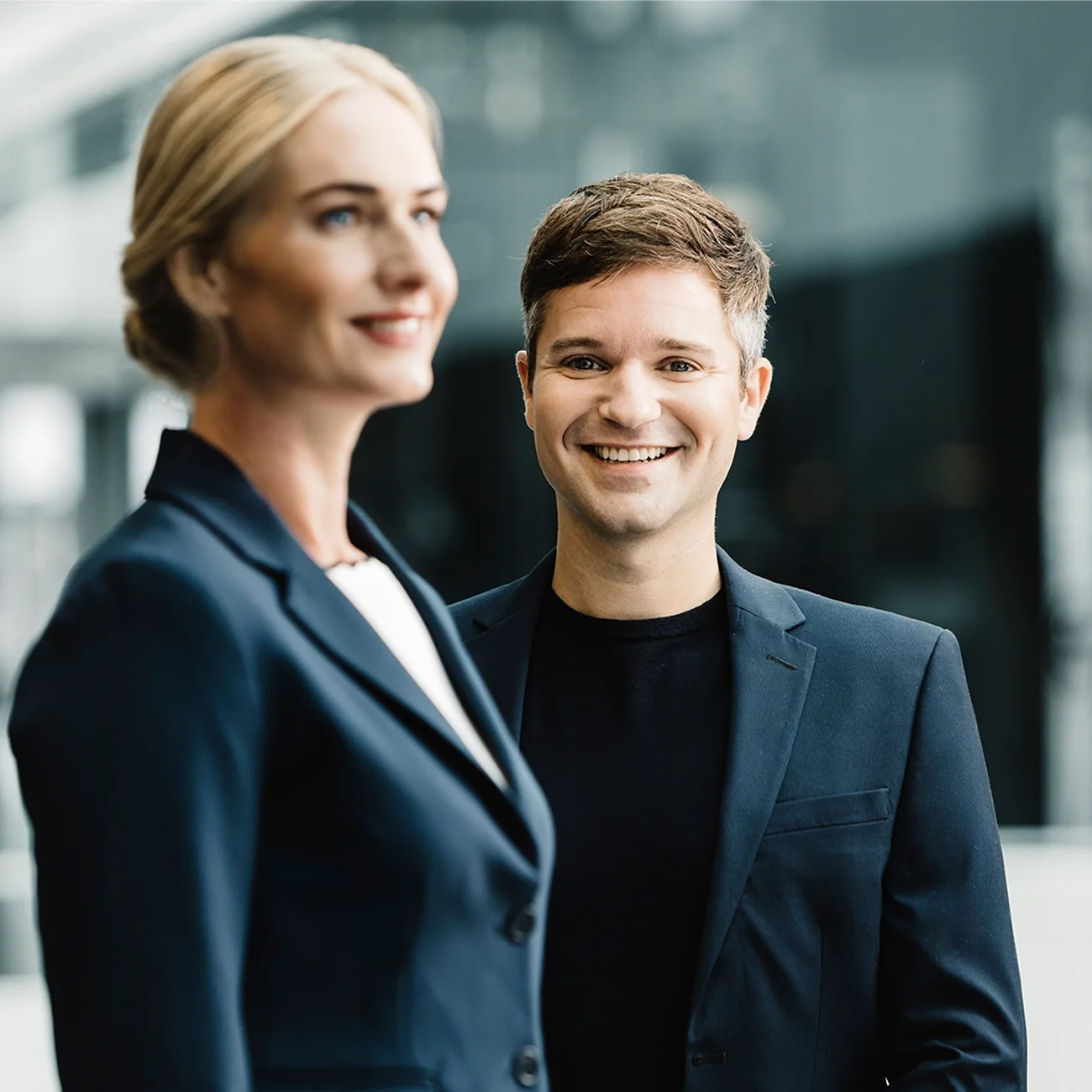 NIBE SVV Lachende personen in pak