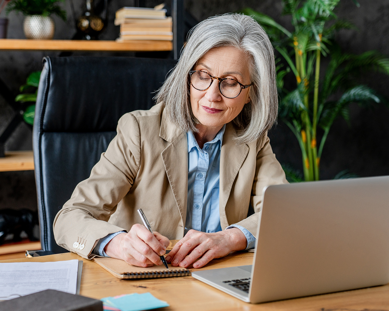 Vrouw schrijft op notitieblok