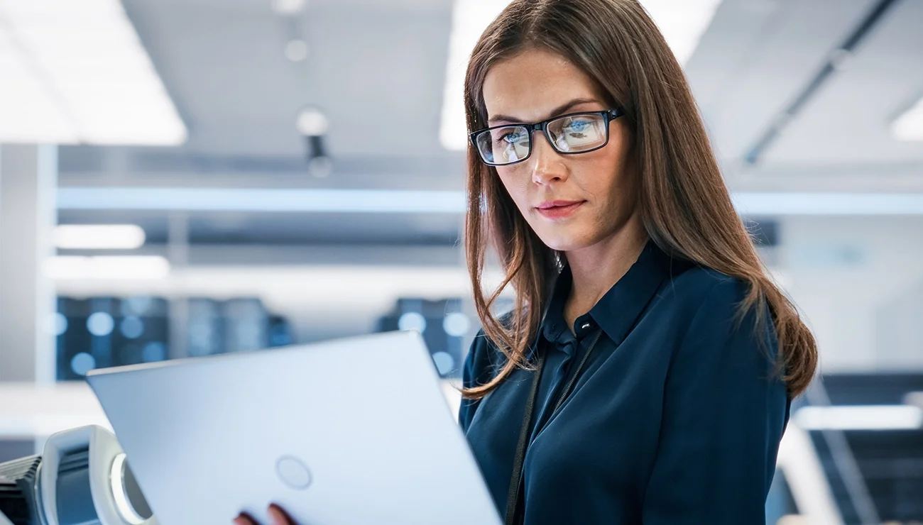 Vrouw aan het werk met laptop in haar hand