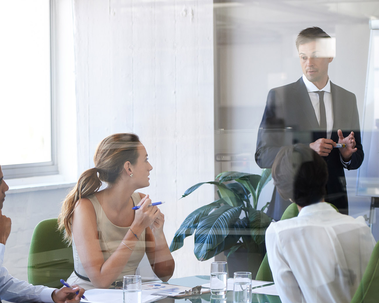 Man in pak presenteert voor groep