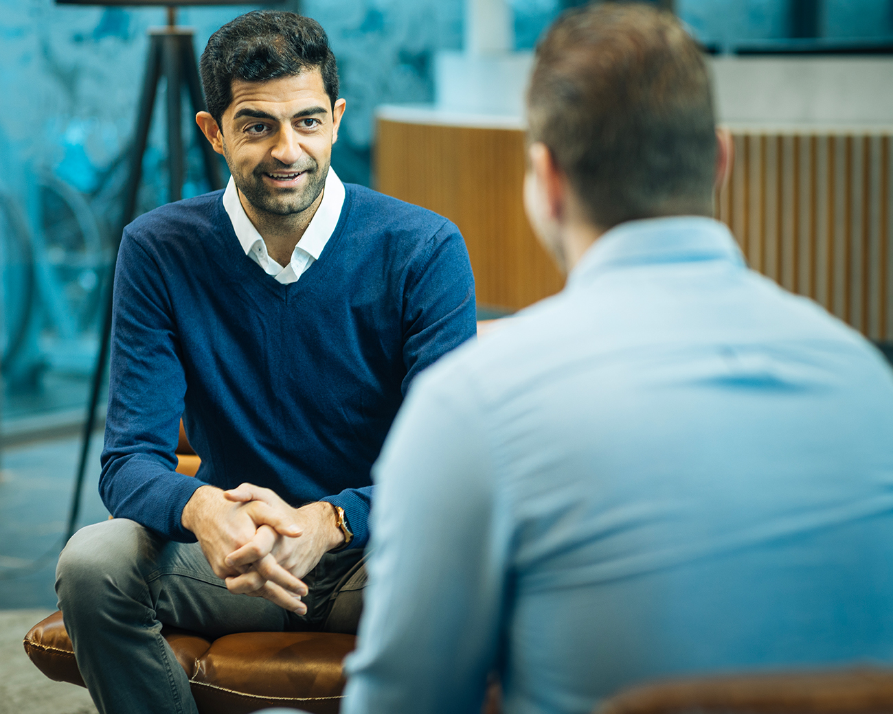 Twee mannen in gesprek