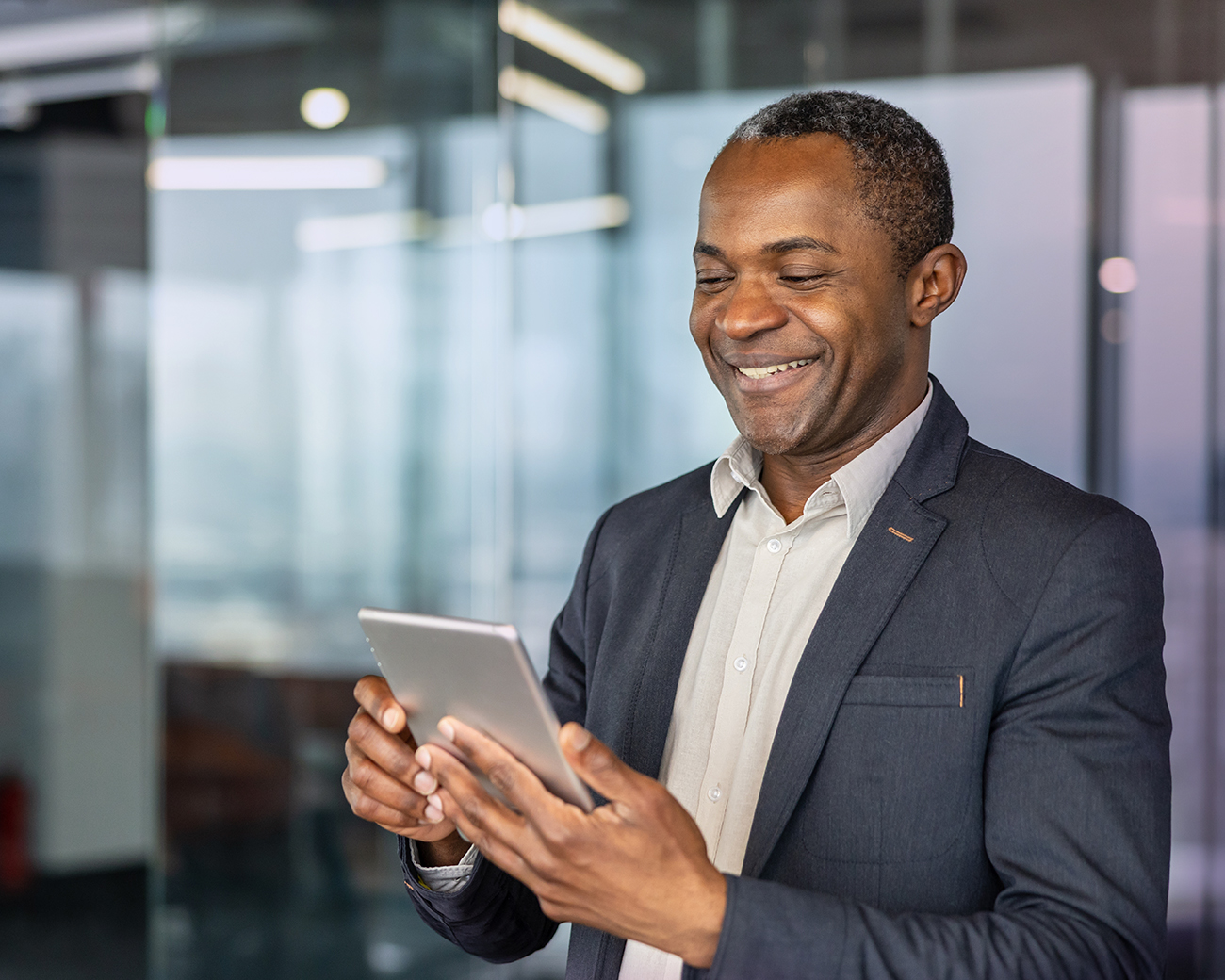 Professional kijkt naar zijn tablet op kantoor