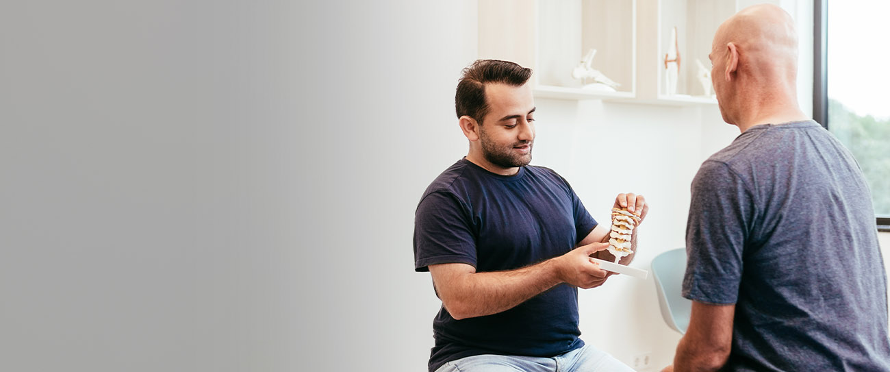 Therapeut legt iets uit aan client