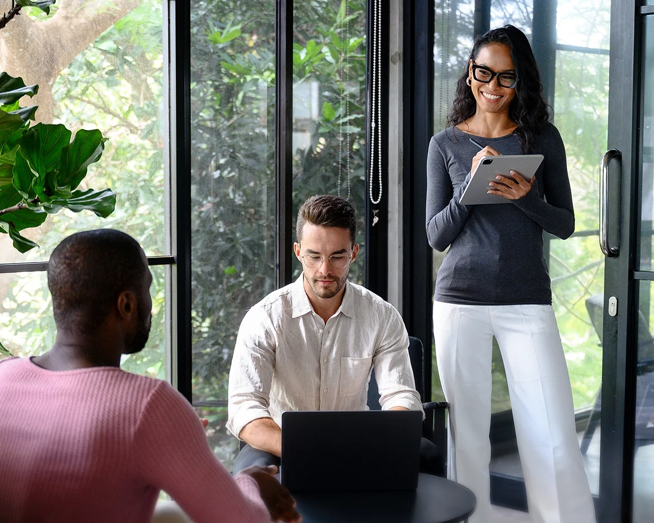 Verschillende mensen in kantooromgeving