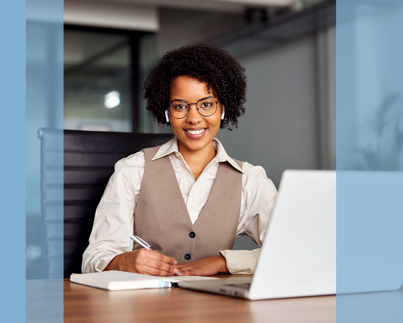 Toekomstig officemanager achter laptop