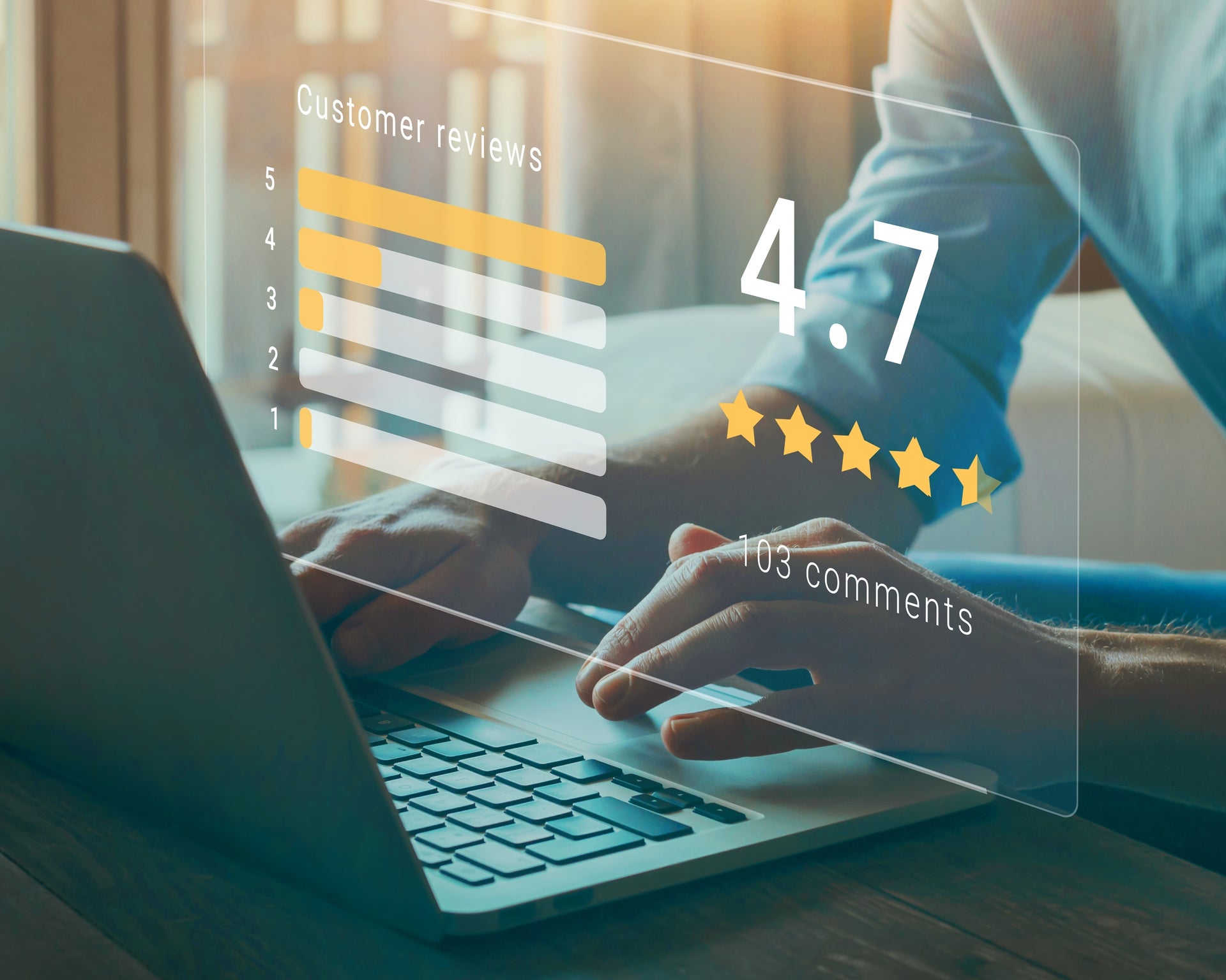 Professional typend achter laptop