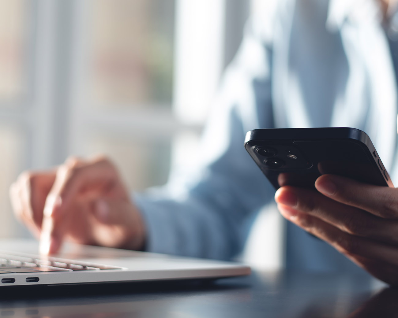 telefoon in handen van een persoon