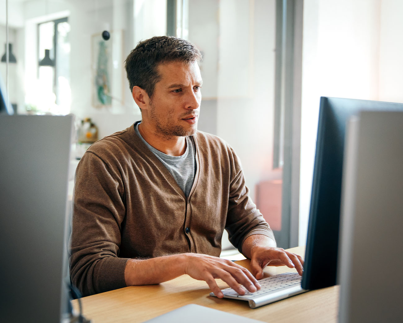 Manager werkt met AI op computer
