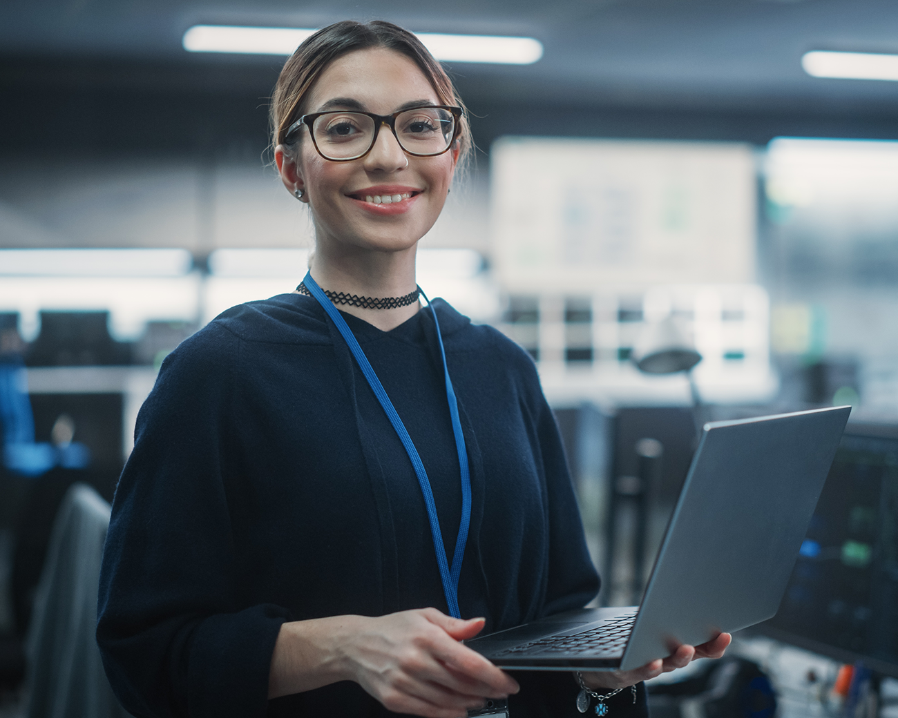 vrouw met laptop in haar handen