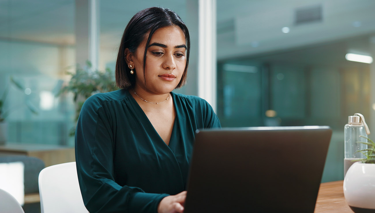 Vrouw donker haar achter laptop