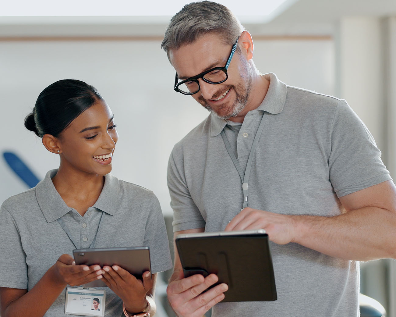 Twee collega's werken interprofessioneel samen