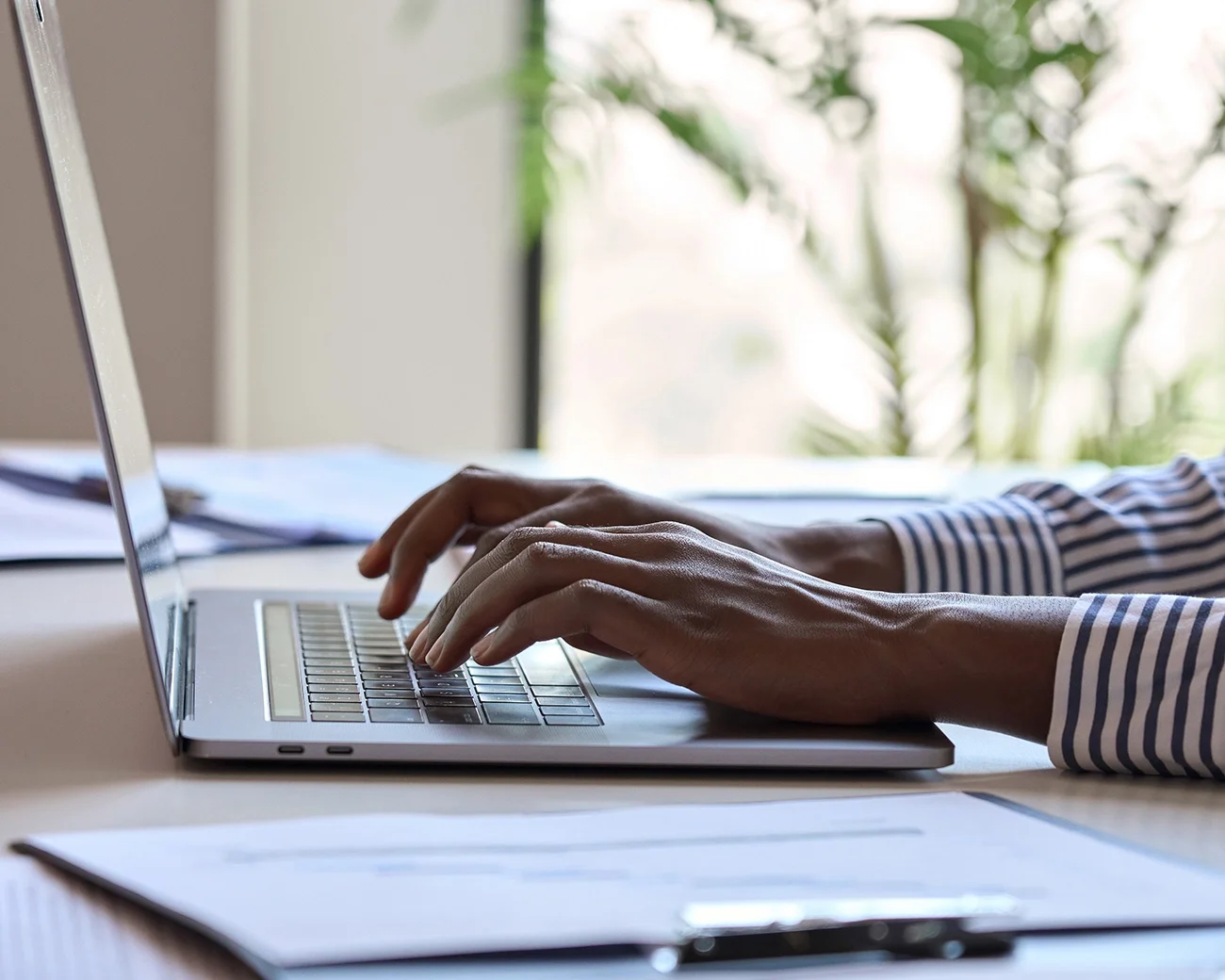 Handen typen op laptop