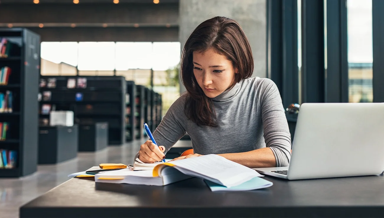 Vrouw studeert in de bibliotheek