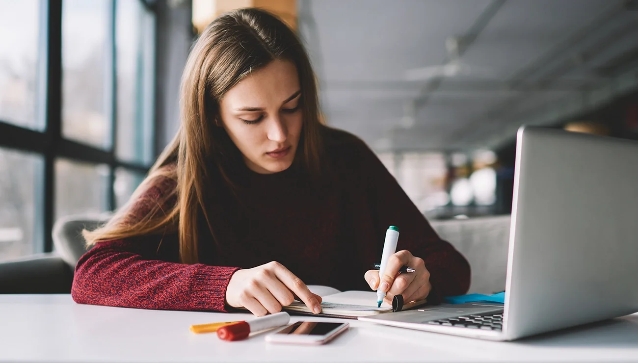 Vrouw schrijft op papier