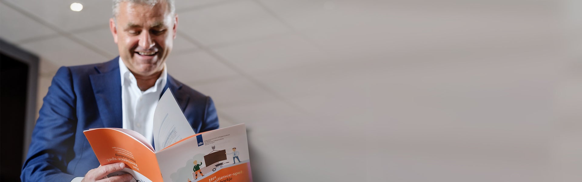Man leest instructies RIVM-Resilience-spel