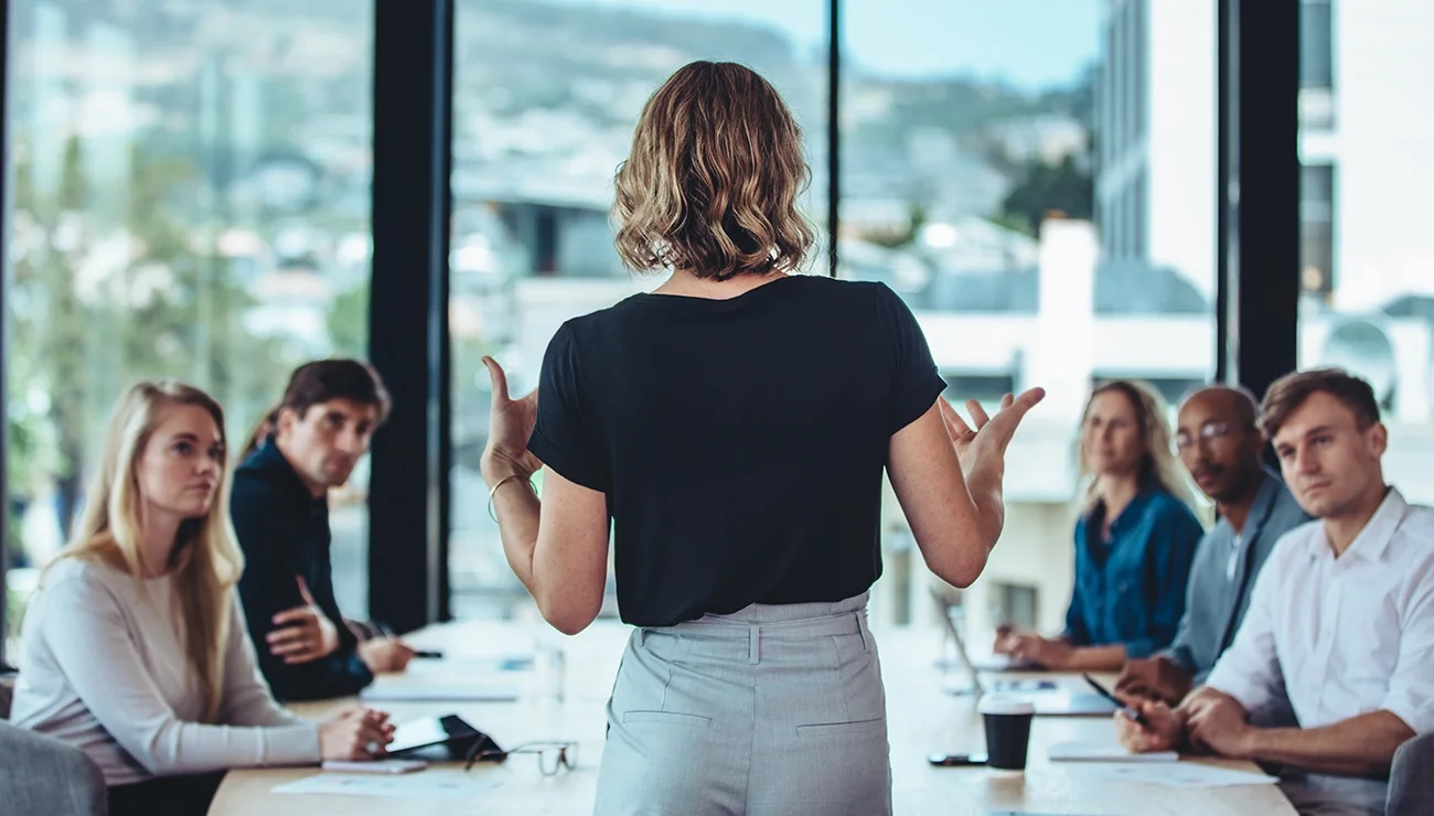 Vrouw presenteert voor collega’s