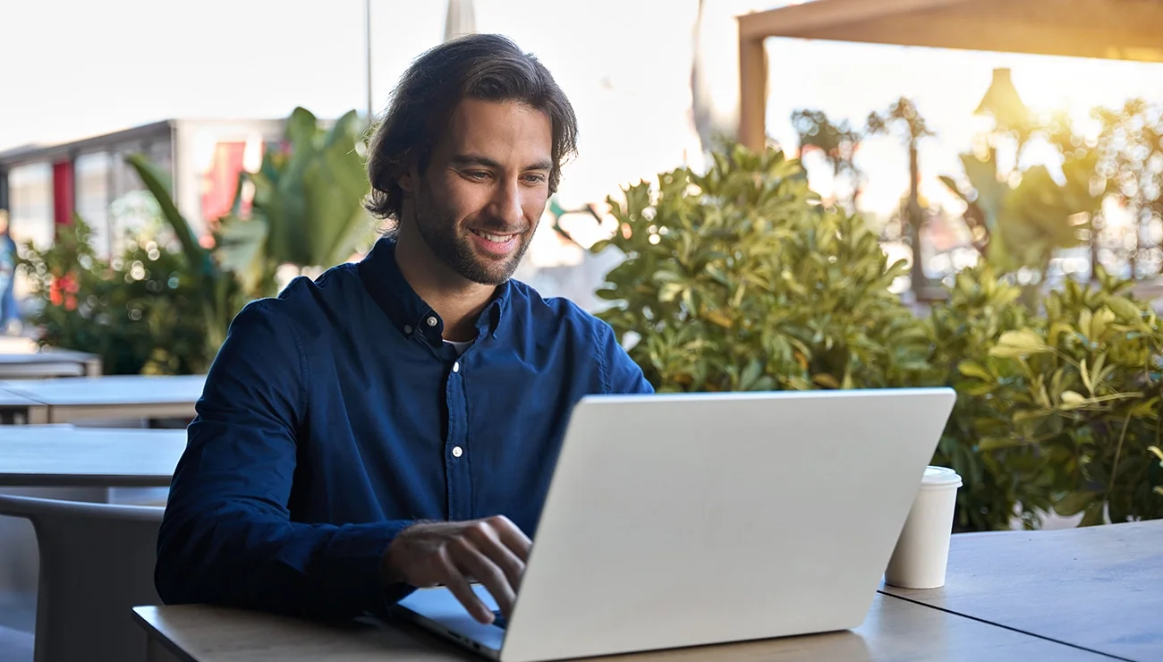 Persoon aan het werk op zijn laptop
