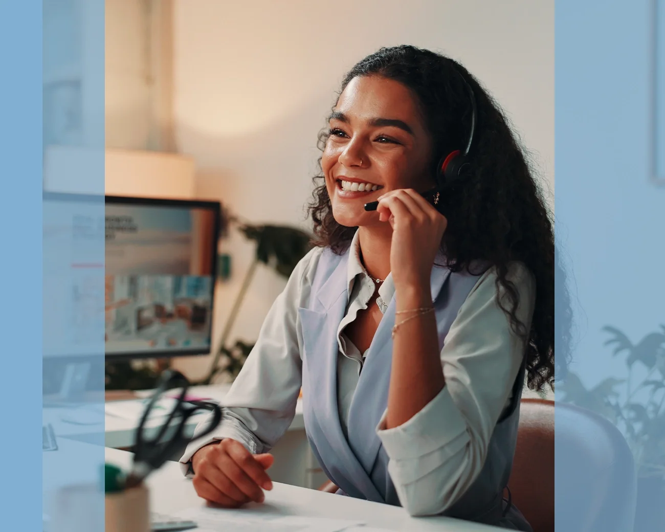 Supportprofessional telefoneert in kantooromgeving