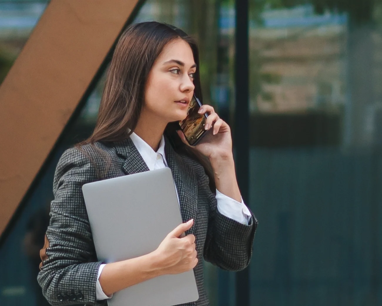 Overheidsprofessional bouw- en woningtoezicht aan de telefoon