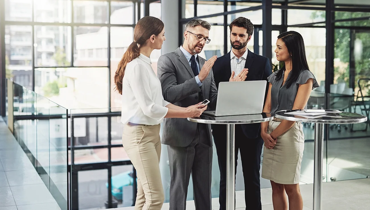 Team die iets bespreken bij de laptop